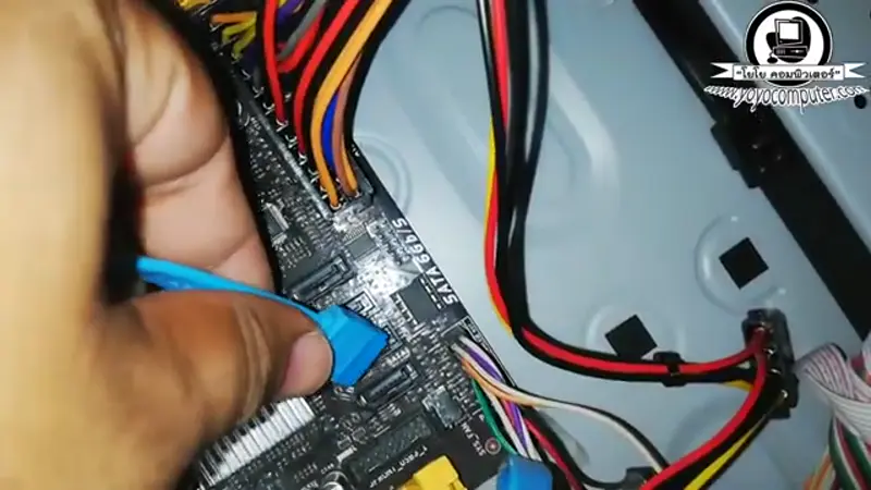 เช็คสาย SATA ที่เสียบจากเมนบอร์ดไป HDD