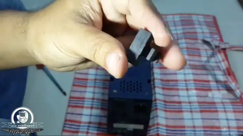 ถอดฝา UPS ดูแบตเตอรี่ข้างใน